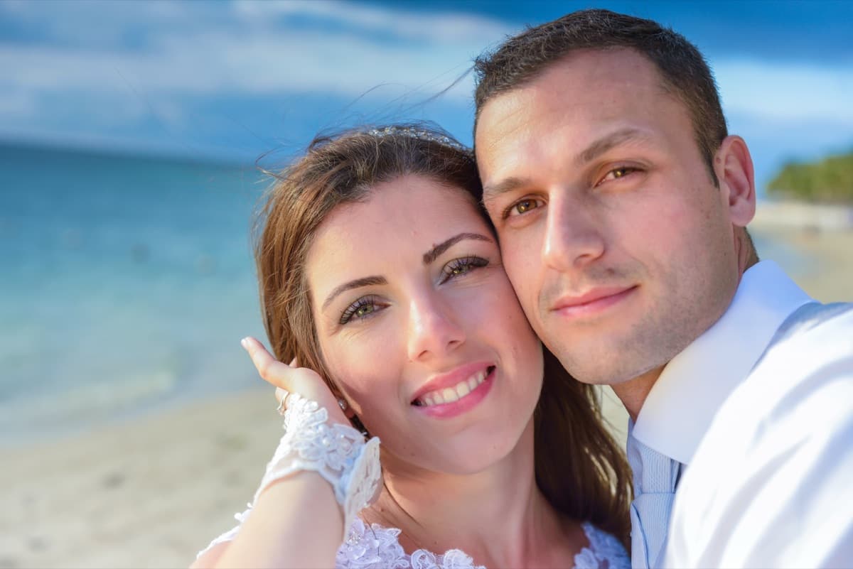 Séance "Trash the Dress" à Maurice : L'Art de Détruire Sa Robe pour Créer des Images Éternelles